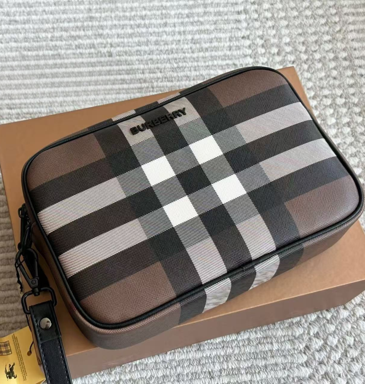1 תיק BURBERRY - Image 1