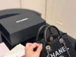 ⁦תיק חוף CHANEL⁩ – תמונה ⁦4⁩
